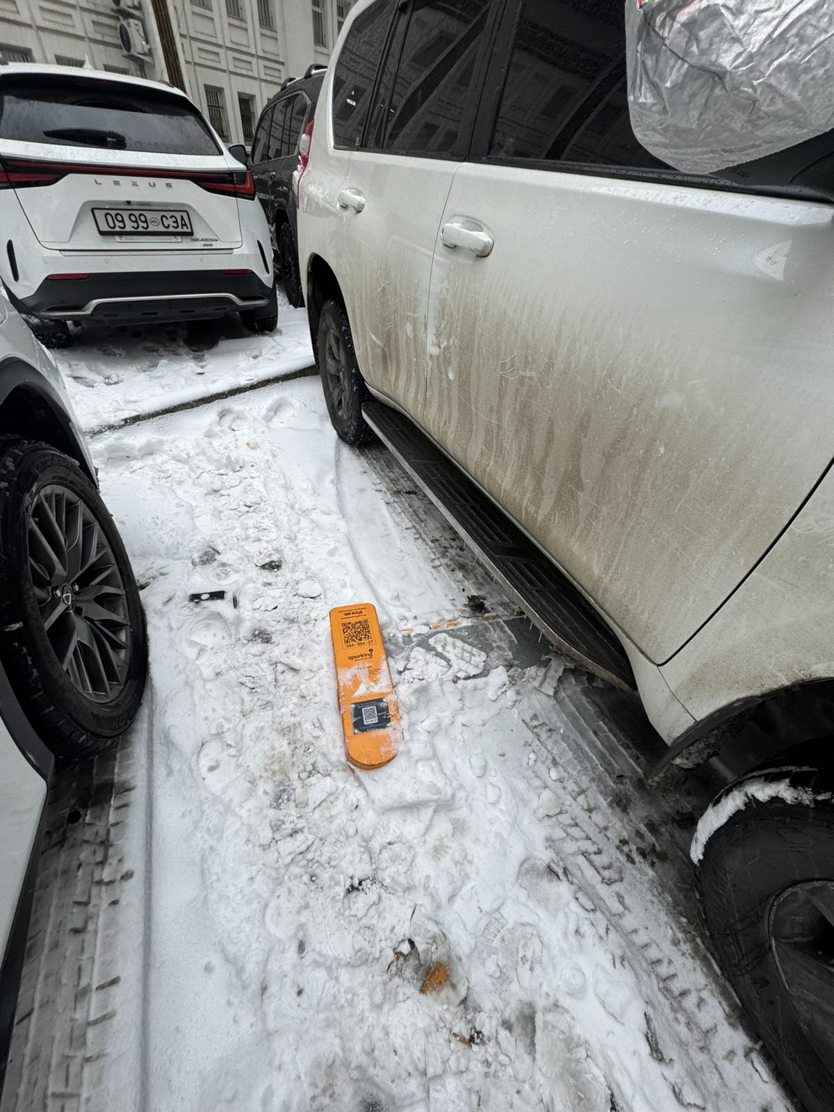 OpenSpot device between vehicles in snow